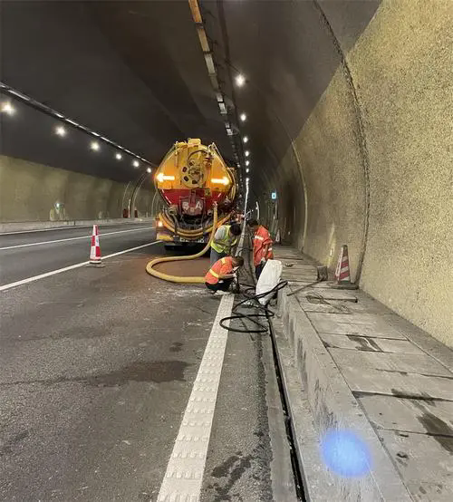 宁城隧道排水渠清淤